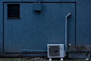 デキリコの静寂と、香りの調律 ── 1月の夜に「自分を整える」ための儀式